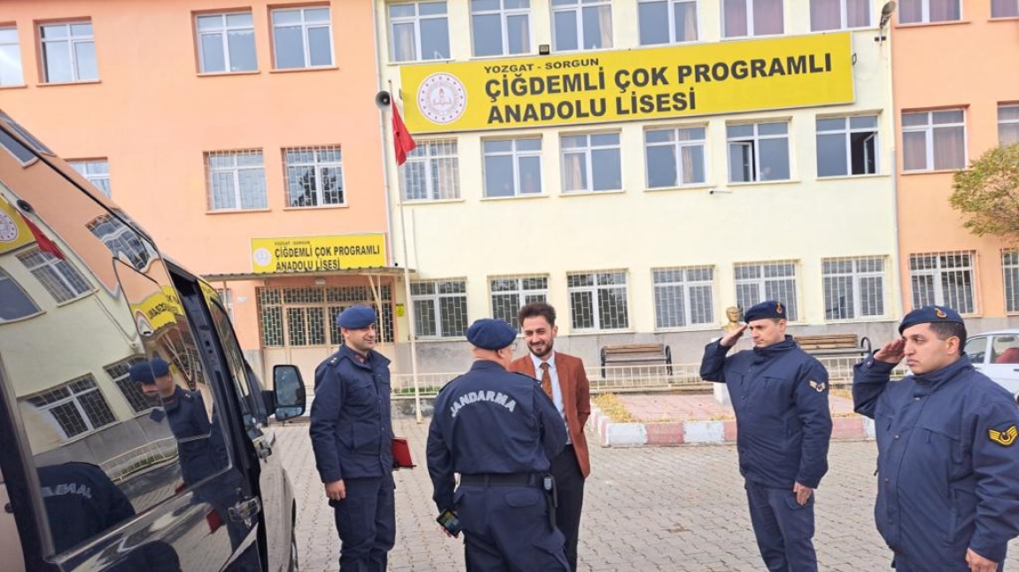 Yozgat il Jandarma Komutanımız  J. Albay Nejdet ÖZCAN  Öğretmenler günü vesilesiyle okulumuzu ziyaret etmişlerdir. 